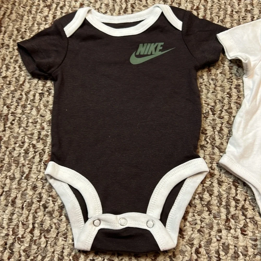 Nike onesies‎